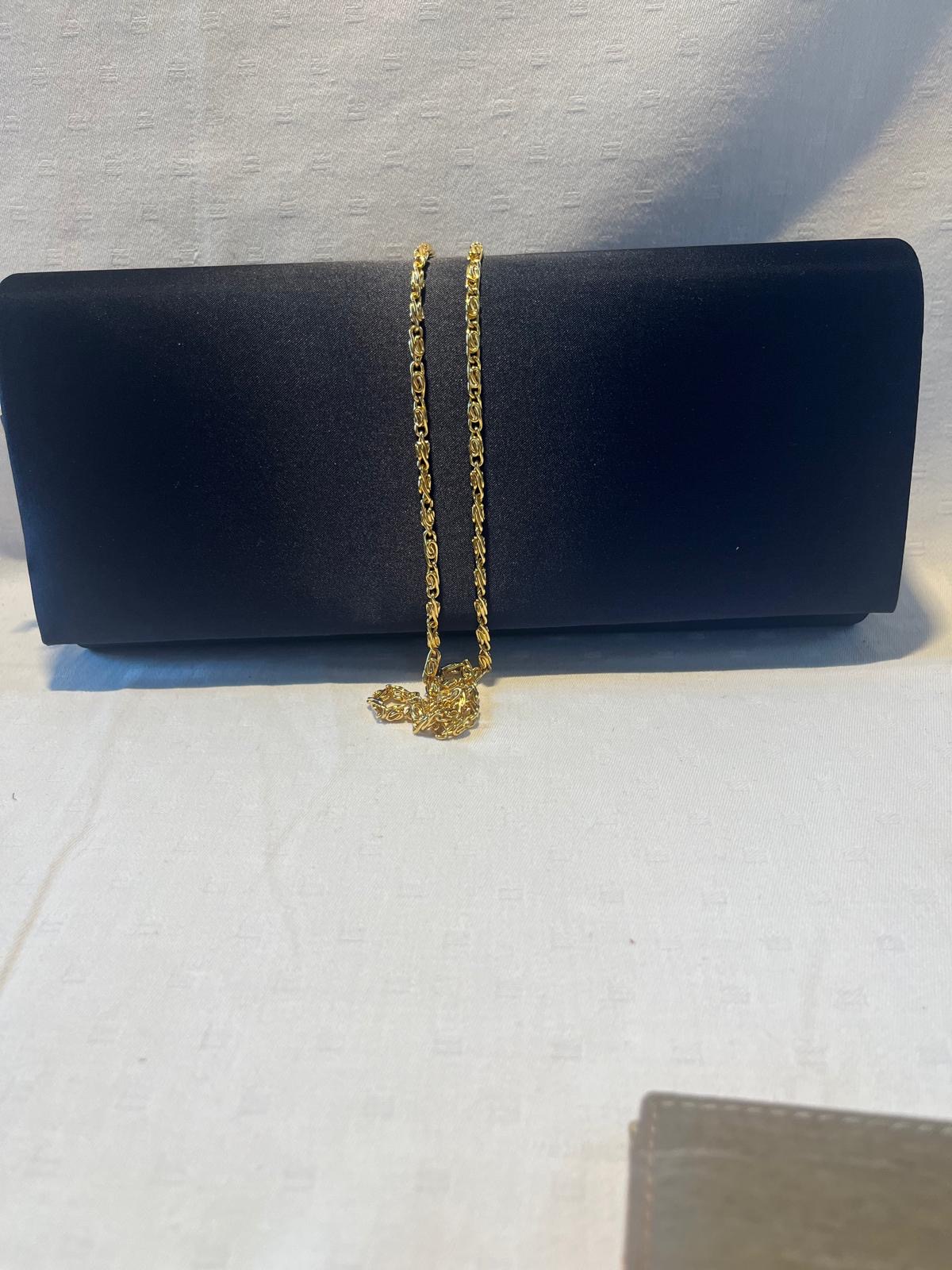 Sac noir avec chaînette