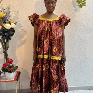 Robe rouge-jaune avec foulard