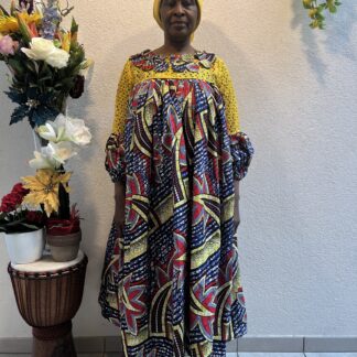 Robe bleue-jaune-rouge avec foulard
