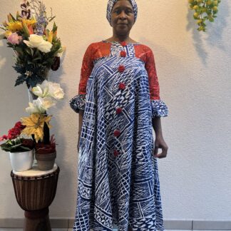 Robe bleue-rouge avec foulard