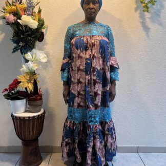 Robe bleue-mauve avec foulard