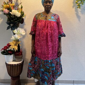 Robe rouge-bleue avec foulard