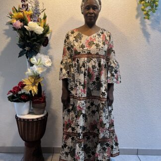 Robe beige à fleurs avec foulard