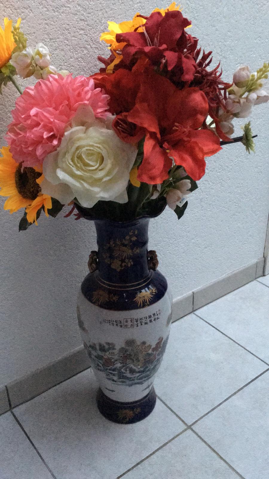 Vase chinois avec fleurs artificiel